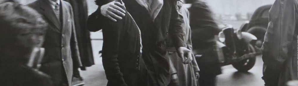 Le Baiser De L'Hotel De Ville Paris 1950 by Robert Doisneau - offset lithograph reproduction vintage poster art print